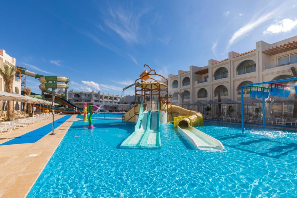 يقع SUNRISE Montemare Resort -Grand Select في شرم الشيخ، ويضم 4 مسابح خارجية وشاطئاً خاصاً ومطعماً.